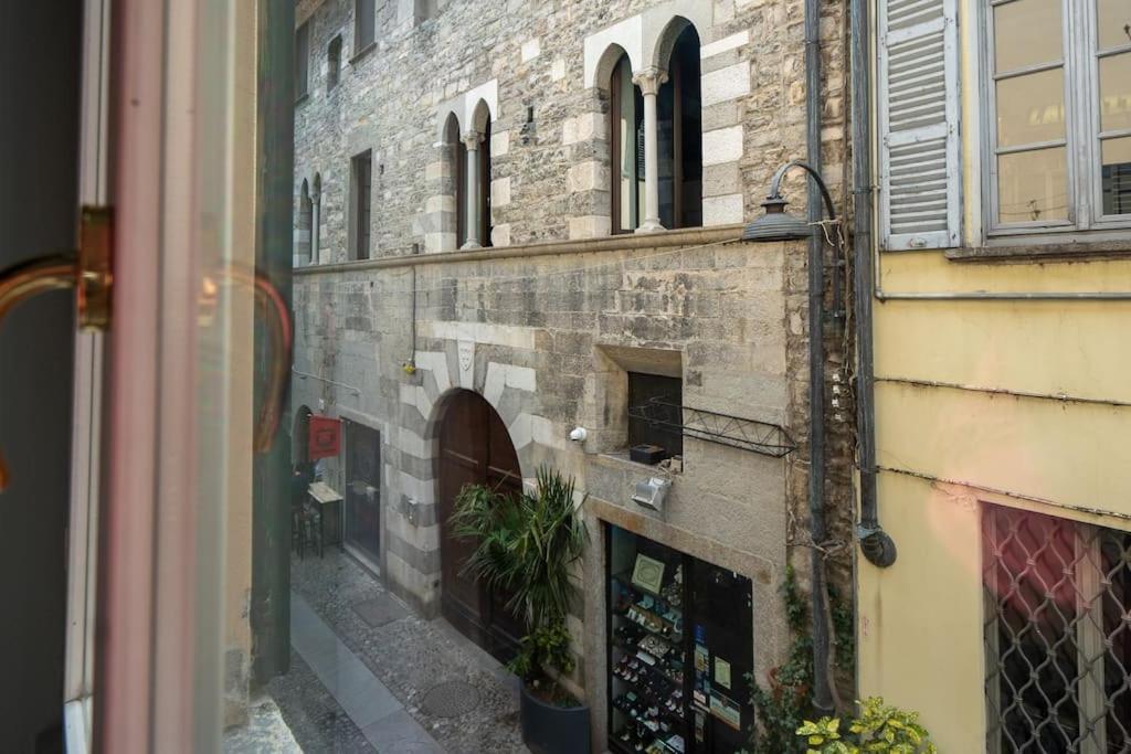 Alloggio Del 1400 Nel Cuore Del Centro Storico A 2 Min Dal Porto E Con 2 Bici Gratuite コモ エクステリア 写真