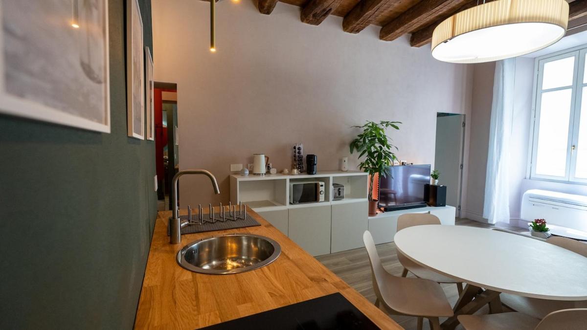 Alloggio Del 1400 Nel Cuore Del Centro Storico A 2 Min Dal Porto E Con 2 Bici Gratuite コモ エクステリア 写真