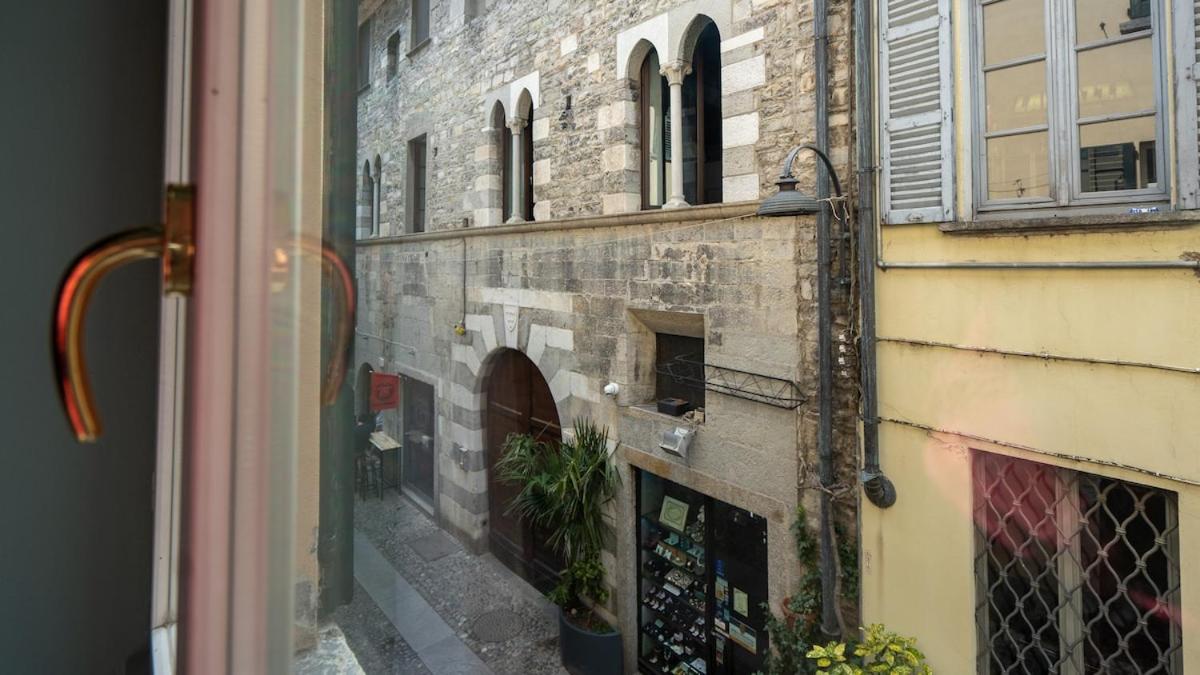 Alloggio Del 1400 Nel Cuore Del Centro Storico A 2 Min Dal Porto E Con 2 Bici Gratuite コモ エクステリア 写真
